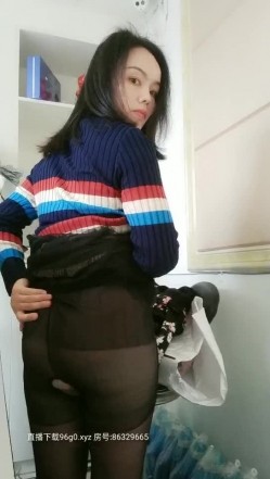 非常风骚的大姐露脸一个人在店里看店没事干找刺激，看着外面的行人自己漏奶玩逼，开档黑丝自慰呻吟真骚 截图2