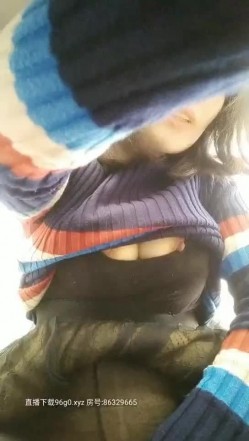 非常风骚的大姐露脸一个人在店里看店没事干找刺激，看着外面的行人自己漏奶玩逼，开档黑丝自慰呻吟真骚 截图4