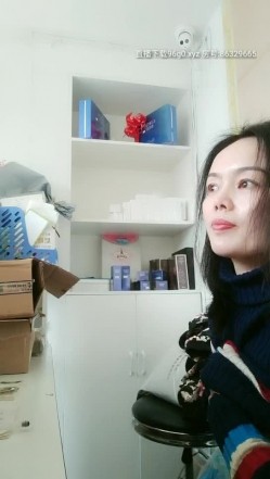非常风骚的大姐露脸一个人在店里看店没事干找刺激，看着外面的行人自己漏奶玩逼，开档黑丝自慰呻吟真骚 截图6