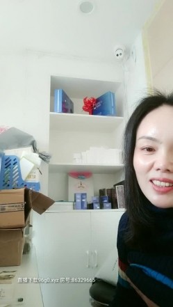 非常风骚的大姐露脸一个人在店里看店没事干找刺激，看着外面的行人自己漏奶玩逼，开档黑丝自慰呻吟真骚 截图7