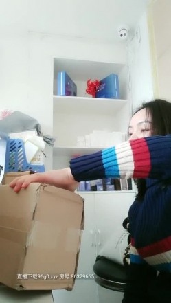 非常风骚的大姐露脸一个人在店里看店没事干找刺激，看着外面的行人自己漏奶玩逼，开档黑丝自慰呻吟真骚 截图8