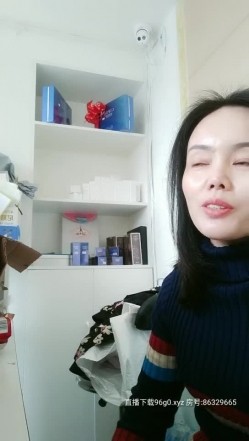 非常风骚的大姐露脸一个人在店里看店没事干找刺激，看着外面的行人自己漏奶玩逼，开档黑丝自慰呻吟真骚 截图10
