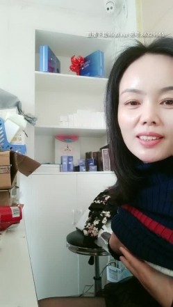 非常风骚的大姐露脸一个人在店里看店没事干找刺激，看着外面的行人自己漏奶玩逼，开档黑丝自慰呻吟真骚 截图12