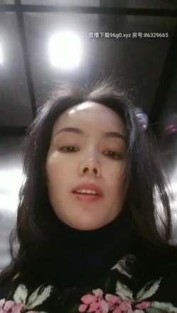 非常风骚的大姐露脸一个人在店里看店没事干找刺激，看着外面的行人自己漏奶玩逼，开档黑丝自慰呻吟真骚 截图14