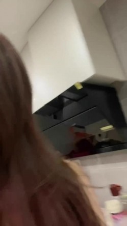 淫荡少妇穿丝袜掰逼 主动上位被猛插 小屄多汁发骚勾引弟弟 截图2