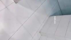 商场卫生间偷拍暗访，【公厕偷拍】，第一现场直播，各种美女雪白屁股尿湿阴毛 截图4