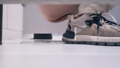 商场卫生间偷拍暗访，【公厕偷拍】，第一现场直播，各种美女雪白屁股尿湿阴毛 截图6