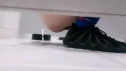 商场卫生间偷拍暗访，【公厕偷拍】，第一现场直播，各种美女雪白屁股尿湿阴毛 截图10