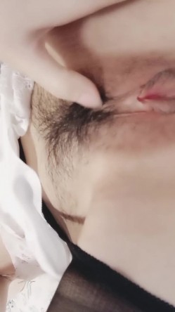 超清纯完美小姐姐美乳翘臀自慰诱惑，露奶开档黑丝扭动小腰，口活振动棒抽插大量喷水，翘起极品肥臀掰穴 截图4