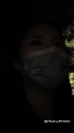 颜值不错骚女夜晚腿上绑大黑牛户外自慰，开裆丝袜撩起衣服插入震动非常诱人， 截图3