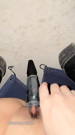 颜值不错骚女夜晚腿上绑大黑牛户外自慰，开裆丝袜撩起衣服插入震动非常诱人， 截图6