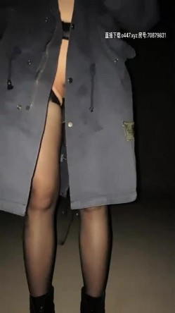 颜值不错骚女夜晚腿上绑大黑牛户外自慰，开裆丝袜撩起衣服插入震动非常诱人， 截图7