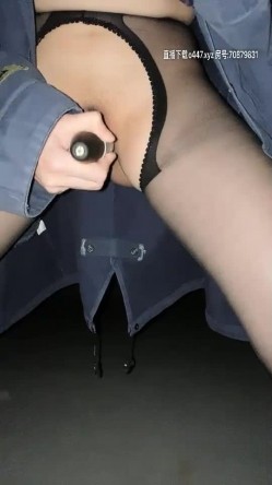颜值不错骚女夜晚腿上绑大黑牛户外自慰，开裆丝袜撩起衣服插入震动非常诱人， 截图8