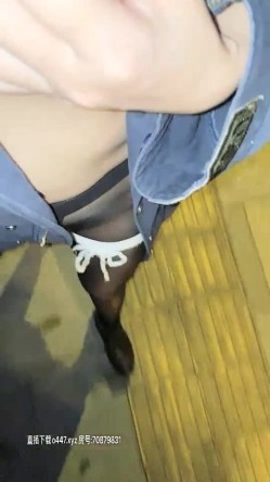 颜值不错骚女夜晚腿上绑大黑牛户外自慰，开裆丝袜撩起衣服插入震动非常诱人， 截图11