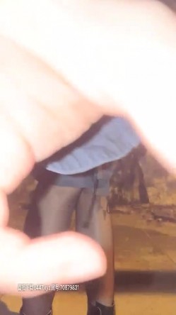 颜值不错骚女夜晚腿上绑大黑牛户外自慰，开裆丝袜撩起衣服插入震动非常诱人， 截图12