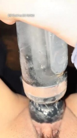 颜值不错骚女夜晚腿上绑大黑牛户外自慰，开裆丝袜撩起衣服插入震动非常诱人， 截图14