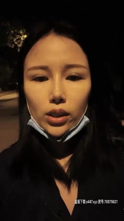 颜值不错骚女夜晚腿上绑大黑牛户外自慰，开裆丝袜撩起衣服插入震动非常诱人， 截图15