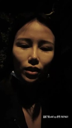 颜值不错骚女夜晚腿上绑大黑牛户外自慰，开裆丝袜撩起衣服插入震动非常诱人， 截图16