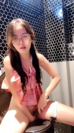 制服露脸风骚学妹跟小哥主题酒店激情啪啪，跪舔无毛大鸡巴，让小哥无套插入，后入拽着双马尾爆草高潮冒白浆 截图12