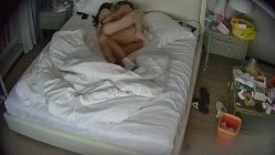 公寓酒店 超经典长视频 带玩具和情趣内衣来开房 趁男友在睡觉 自觉换上口醒男友 在上面自己动 截图4