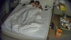 公寓酒店 超经典长视频 带玩具和情趣内衣来开房 趁男友在睡觉 自觉换上口醒男友 在上面自己动 截图8