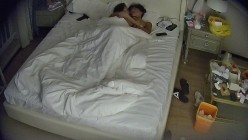 公寓酒店 超经典长视频 带玩具和情趣内衣来开房 趁男友在睡觉 自觉换上口醒男友 在上面自己动 截图9