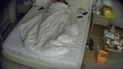 公寓酒店 超经典长视频 带玩具和情趣内衣来开房 趁男友在睡觉 自觉换上口醒男友 在上面自己动 截图10