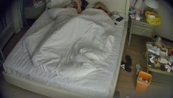 公寓酒店 超经典长视频 带玩具和情趣内衣来开房 趁男友在睡觉 自觉换上口醒男友 在上面自己动 截图11