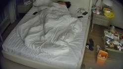 公寓酒店 超经典长视频 带玩具和情趣内衣来开房 趁男友在睡觉 自觉换上口醒男友 在上面自己动 截图14