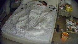 公寓酒店 超经典长视频 带玩具和情趣内衣来开房 趁男友在睡觉 自觉换上口醒男友 在上面自己动 截图15