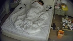 公寓酒店 超经典长视频 带玩具和情趣内衣来开房 趁男友在睡觉 自觉换上口醒男友 在上面自己动 截图16