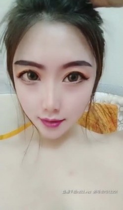 高颜值美少女『张柏芝表妹』自摸诱惑 纤细身材 揉搓大奶子掰穴自慰 诱惑十足 截图4