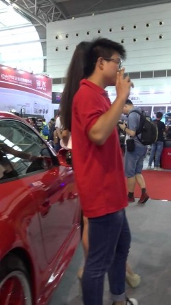 广州车展色魔摄影师各种刁钻角度偷拍 众多车模小姐姐各种不经意间的走光 截图12