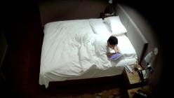 天眼酒店高清偷拍连续几天入住的奇葩小情侣整天裸睡不啪啪只会对着平板跳操 截图2