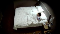 天眼酒店高清偷拍连续几天入住的奇葩小情侣整天裸睡不啪啪只会对着平板跳操 截图3