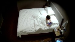 天眼酒店高清偷拍连续几天入住的奇葩小情侣整天裸睡不啪啪只会对着平板跳操 截图7