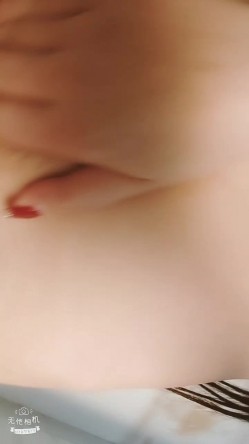 极品消瘦身材，爆乳粉穴，美女一只手都捂不住，春光乍泄！ 截图12