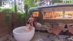 换妻界的顶流，【爱玩夫妻】，第一次与单男两天一夜旅行，户外浴缸，雨中3P，没有屋顶，没有遮挡 截图2