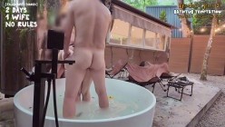 换妻界的顶流，【爱玩夫妻】，第一次与单男两天一夜旅行，户外浴缸，雨中3P，没有屋顶，没有遮挡 截图4