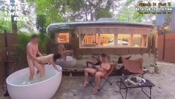 换妻界的顶流，【爱玩夫妻】，第一次与单男两天一夜旅行，户外浴缸，雨中3P，没有屋顶，没有遮挡 截图6