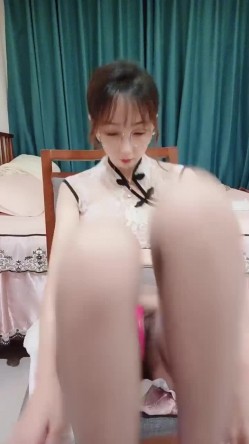 空姐制服眼镜御姐美腿丝袜包臀裙跪在椅子翘起美臀，跳蛋塞穴更是诱惑，摆弄姿势换装 截图4