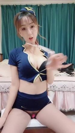 空姐制服眼镜御姐美腿丝袜包臀裙跪在椅子翘起美臀，跳蛋塞穴更是诱惑，摆弄姿势换装 截图11