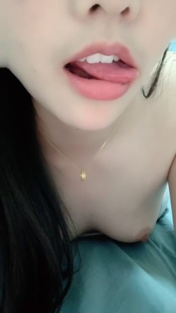 推荐，【Oni熊】，又一个大美女，越看越养眼，羞涩的露奶露逼，专属男友的少女胴体，一饱眼福真美 截图11