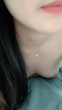 推荐，【Oni熊】，又一个大美女，越看越养眼，羞涩的露奶露逼，专属男友的少女胴体，一饱眼福真美 截图12