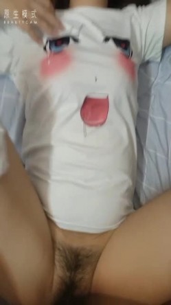 把远房亲戚表妹给搞了，来城市找不到工作，寄宿在俺家，无套进入她还有点害羞喽！ 截图1