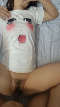 把远房亲戚表妹给搞了，来城市找不到工作，寄宿在俺家，无套进入她还有点害羞喽！ 截图3