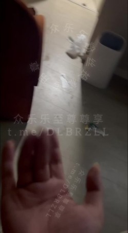 收费群粉丝 牛战士 投稿，炮王全国寻操多年约炮整理-上海花腿母狗，黑丝 截图1