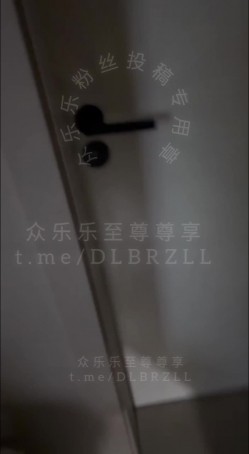 收费群粉丝 牛战士 投稿，炮王全国寻操多年约炮整理-上海花腿母狗，黑丝 截图2