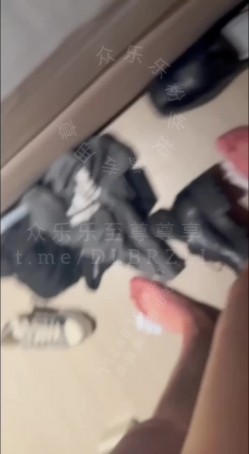 收费群粉丝 牛战士 投稿，炮王全国寻操多年约炮整理-上海花腿母狗，黑丝 截图10