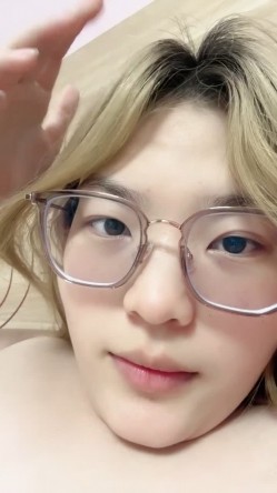 大屁股校花！一看就好想干啊 【19岁的小王】自慰 水狂喷 截图1